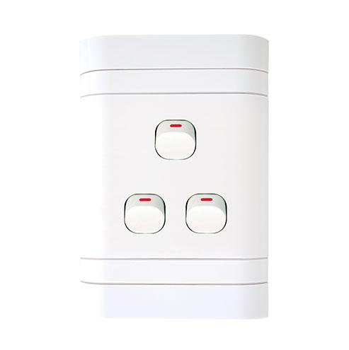 Lesco Flush Cover with 3 Lever 1 Way Switch - Voltage: 220-240V Amperage: 16A Height: 100mm Width: 50mm Material: Polycarbonate Colour White Sold as a Single unit 3 Months Warranty